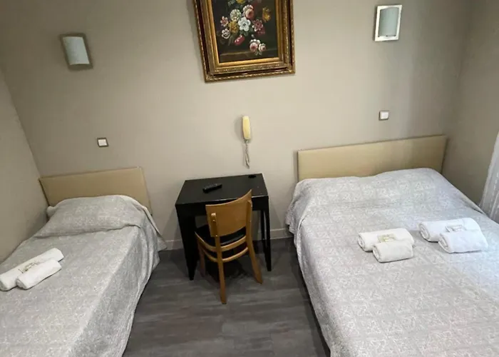 Hotel De L'Aveyron Parigi